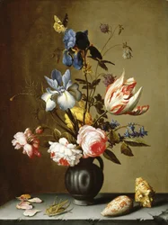 Iris, rosas, aguileña, jacinto y un tulipán en una jarra de cerámica negra, con conchas marinas y un saltamontes en un borde de piedra