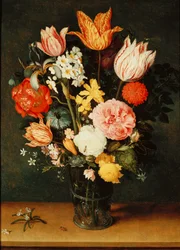 Tulipanes, rosas y otras flores en un jarrón de cristal