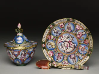 Cuenco con tapa, platillo y cuchara con decoración astrológica, principios del siglo XIX