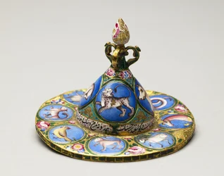Cuenco con tapa, platillo y cuchara con decoración astrológica, principios del siglo XIX