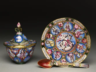 Cuenco con tapa, platillo y cuchara con decoración astrológica, principios del siglo XIX