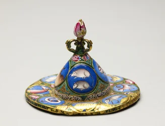 Tazón con tapa, platillo y cuchara con decoración astrológica, principios del siglo XIX