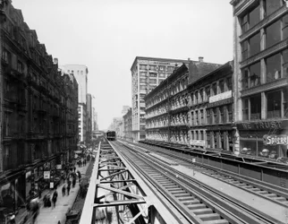 Vías elevadas cerca de la estación Adams Street, Chicago, Illinois, EE.UU., c.1900
