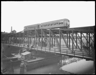 Tren elevado cruzando el Puente de la Calle Wells, Chicago, Illinois, EE.UU., c.1905