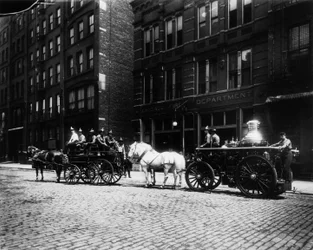 Camiones de bomberos fuera de la Estación de Bomberos No. 40, Chicago, Illinois, EE.UU., c.1905