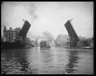Barco de pasajeros Pere Marquette remolcado en el Río Chicago, Chicago, Illinois, EE.UU., c.1905