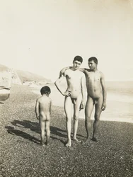 Dos jóvenes y un niño en la playa
