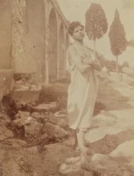 [Joven posando en un teatro griego]