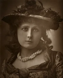 La actriz británica Helen Forsyth en Sophia, 1886