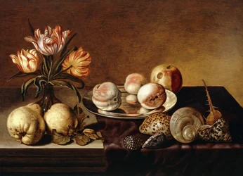 Un plato de plata con duraznos, un jarrón de tulipanes, peras y conchas en una mesa parcialmente cubierta