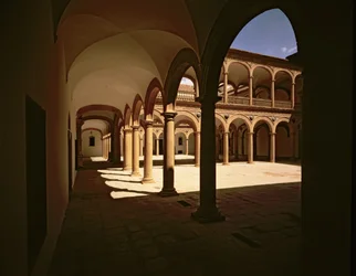 Vista de la galería de los patios interiores del hospital, obra de Bartolomé Bustamante (c.1499-1570) (foto)