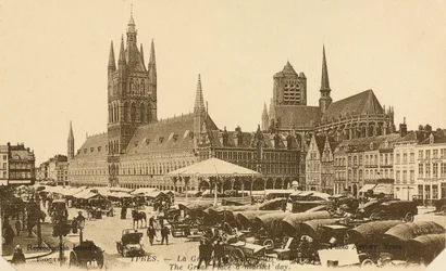 La Grand Place en día de mercado, Ypres, Bélgica