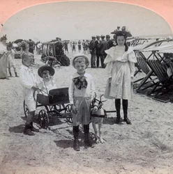 EE.UU., Atlantic City: niños jugando en la playa de Atlantic City