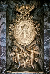 Escultura en el desembarco de la Escalera de la Reina celebrando simbólicamente el matrimonio de Luis XIV y María Teresa de Austria