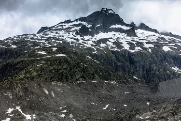 Montañas sobre el glaciar del Ródano, Suiza (foto)
