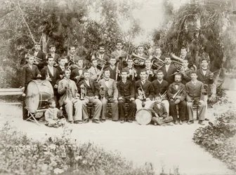 El grupo de la orquesta en Zichron Yaacov, c.1898-1900