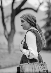Mujer campesina con ropa tradicional conservadora, probablemente Italia pero posiblemente Turquía