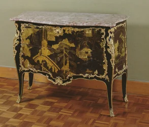 Cómoda de Luis XV (madera dorada, bronce y mármol)