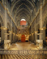 Vista de la nave y contrafachada con frescos de Pordenone que representan la Crucifixión y el Descendimiento