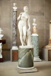 Venus con la manzana dorada