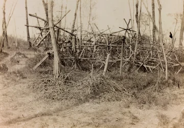 Álbum de la Primera Guerra Mundial en Friuli-Venecia Julia: obstáculo defensivo (cavalli di Frisia), 05/1916 (foto en b/n)