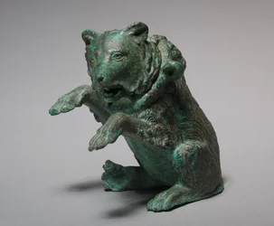 Ampolla de aceite en forma de oso bailarín, siglo III (bronce)