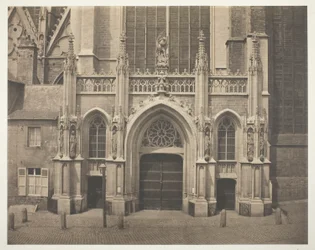Sin título [Fachada sur del transepto de la catedral de San Miguel y Santa Gúdula en Bruselas, Bélgica].