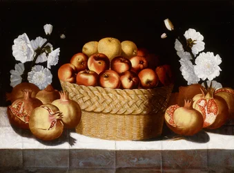 Manzanas en una canasta de mimbre, granadas y malvarrosas en un borde cubierto