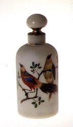 Botella de opalina con tapón, con decoración dorada y esmaltada, mediados del siglo XIX