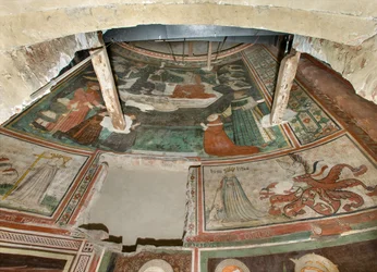 Transepto norte, altar de san Miguel Arcángel, detrás del retablo los frescos de Bonifacio Bembo, las virtudes Fe y Humildad, la Coronación de la Virgen y Cristo rodeado de ángeles