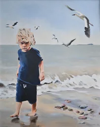 Un chico de la playa y las gaviotas