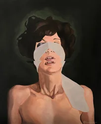 Mujer expresiva con los ojos vendados