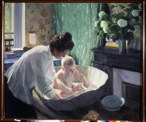 Por la mañana (Mañana). En un interior confortable (cortina, decoración, ramo de flores, chimenea), descripción de una escena cotidiana: una madre se inclina sobre su bebé, para bañarlo, en una gran palangana colocada sobre una mesa, con acceso