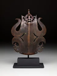 Ornamento de tocado de guerrero: figura frontal