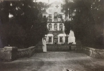 Álbum de la Primera Guerra Mundial en Friuli-Venecia Julia: Villa Brazzà, sede del 17.º hospital de guerra de Soleschiano Manzano, fotografía tomada desde el campanario de la iglesia, 05/1916