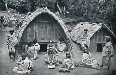 Una casa Toda en una aldea nativa, India, 1902