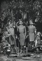 Angami Nagas con vestimenta completa, 1902