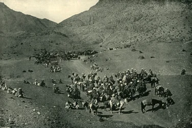 Caravana pasando por el Paso Khyber, 1901
