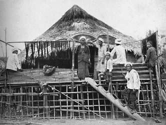 Fakires hindúes y una vivienda nativa, 1902