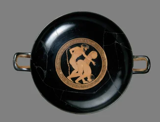 Kylix de figuras rojas que representa a un hombre y una mujer haciendo el amor