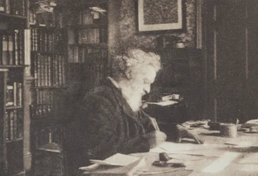 William Morris, coleccionista de libros, en su biblioteca de Kelmscott House, Hammersmith
