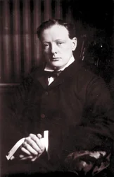 Retrato de Sir Winston Leonard Spencer Churchill (1874 - 1965), político británico.