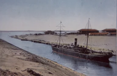 Barco atravesando el Canal de Suez, finales del siglo XIX (litografía en color)