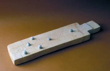 Tablero de juego con piezas, de Tell Beit Mirsim, Jordania, c.2000-1700 a.C.