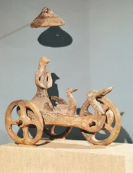 Carro votivo con una divinidad antropomórfica, de Dupljaja