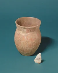 Vaso y cuchillo de sílex encontrados junto a un entierro en Barnwood, Gloucestershire, c.2000 a.C.