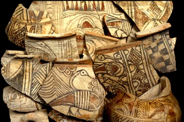 Cerámica filistea decorada con diseños típicos de peces y aves, de Tel Kasil, Israel, c.1099-900 a.C. (cerámica)