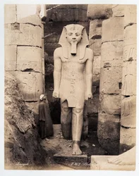 Una estatua de Ramsés en Luxor - fotografía de los hermanos Zangali, finales del siglo XIX