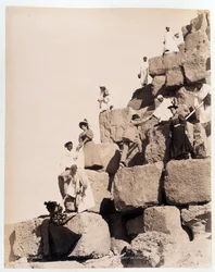 Turistas escalando una pirámide - fotografía de los Hermanos Zangali, finales del siglo XIX