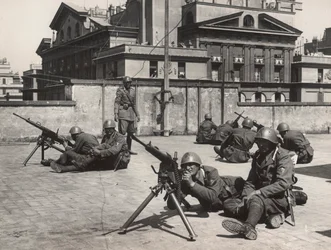 Maniobras de defensa antiaérea en Roma durante la Segunda Guerra Mundial (foto en b/n)